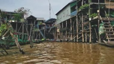 Kamboçya 'daki Stilts' deki Yerel Evlerin Panorama 'sında Çekim
