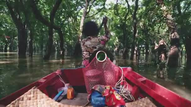 Beifahrer-Blick auf ein Tretboot, das von einem Kambodschaner auf einem Fluss gekreuzt wird — Stockvideo