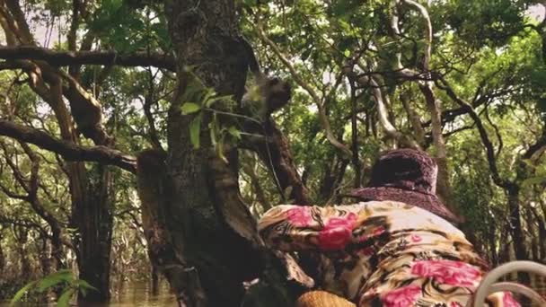 Yerel Kamboçyalı Bir Maymuna Muz Sunuyor — Stok video