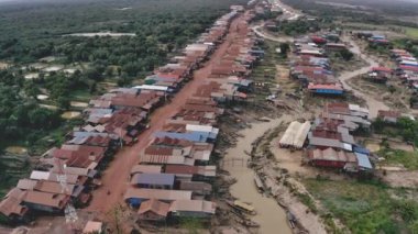 Yüksekten uçan bir İHA Kamboçya 'nın Görkemli Manzarasını Gösteriyor