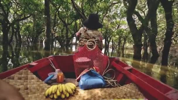 Un punto de vista de un viajero en un barco de remos local conducido por un camboyano local — Vídeo de stock