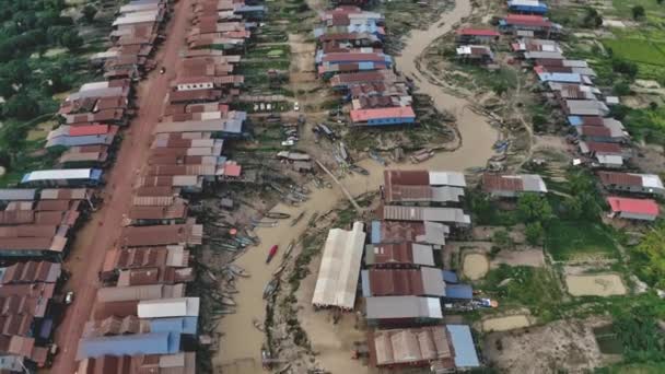 Un drone girato con la magnifica vista di una comunità cambogiana locale — Video Stock