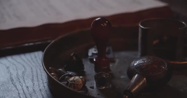 Ένα πρόσωπο που παίρνει μια σφραγίδα κερί από ένα γύρο ορείχαλκο — Αρχείο Βίντεο
