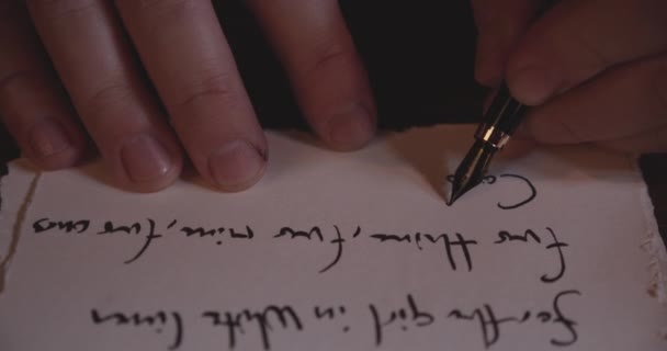 古い羊皮紙に書いている男の指の終わりのショット — ストック動画