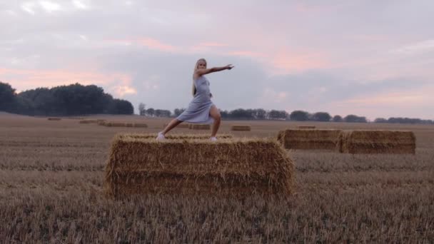 O Frumusica Blonda Femeie Dansand Pe Top De O Haystack — Videoclip de stoc