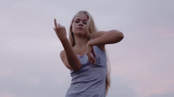 Půvabná blondýnka tančící své tělo v rytmu — Stock video