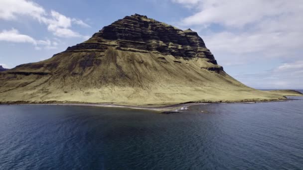 Drone Arcing Mountain På isländska kustlinjen — Stockvideo
