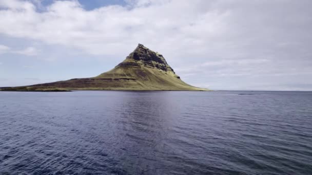 Drone richting berg op de IJslandse kustlijn — Stockvideo