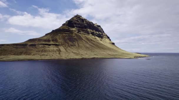 アイスランドの海岸線にあるドローンアーキングマウンテン — ストック動画