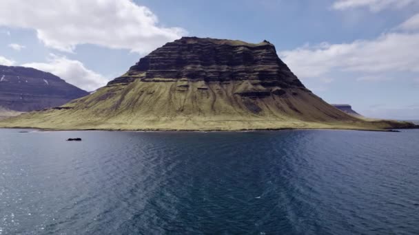 Drönare från majestätiska isländska berget på kustlinjen — Stockvideo