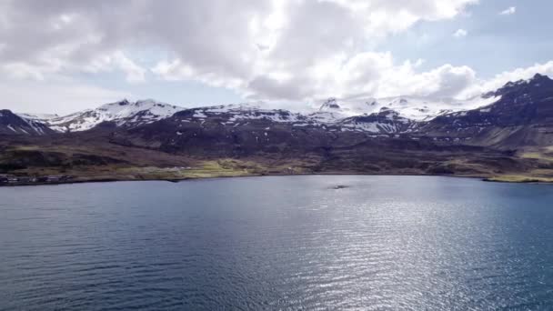 Беспилотник над морем в горы на исландском побережье — стоковое видео