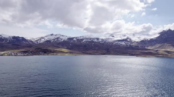 Drone Over Sea To Mountains Na wybrzeżu islandzkim — Wideo stockowe