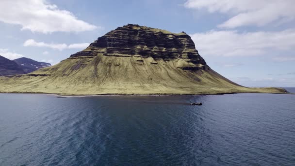 Drone van de majestueuze berg aan de kust van IJsland — Stockvideo