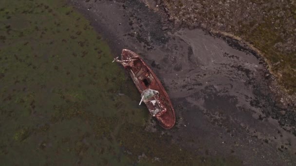 Drone Circling Above Old Shipwreck On Icelandic Coastline At Low Tide — Vídeos de Stock