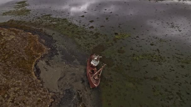 Drone s'élevant au-dessus du vieux naufrage sur la côte islandaise à marée basse — Video