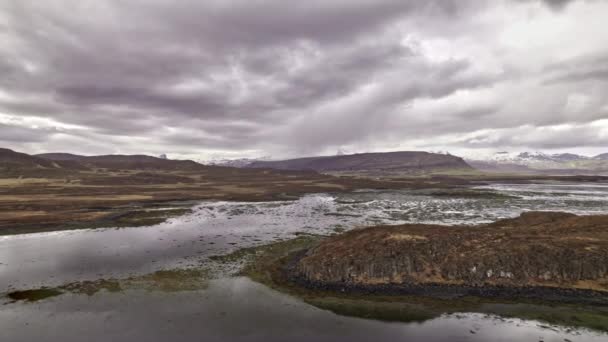 Drone sobre paisagem rumo a naufrágio na Islândia — Vídeo de Stock