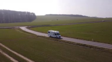 Açık Bir Gökyüzünün Arkasında Bir Kamp Minibüsünün İHA İzleme Çekimi