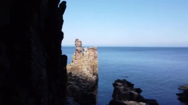 Görkemli Okyanus Kıyısı 'nda Eşsiz Kaya Yapısı' nın Hava Çekimi