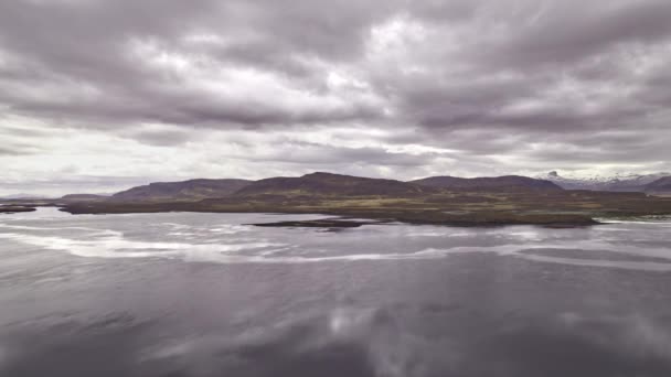 Drone sul paesaggio e sul mare in Islanda — Video Stock