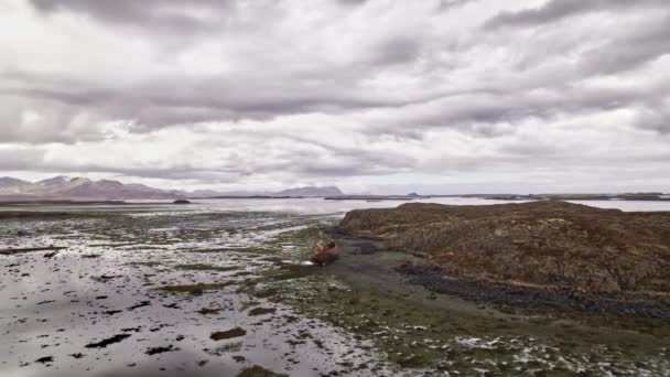 Drone Arcing över landskap och skeppsbrott på Island — Stockvideo