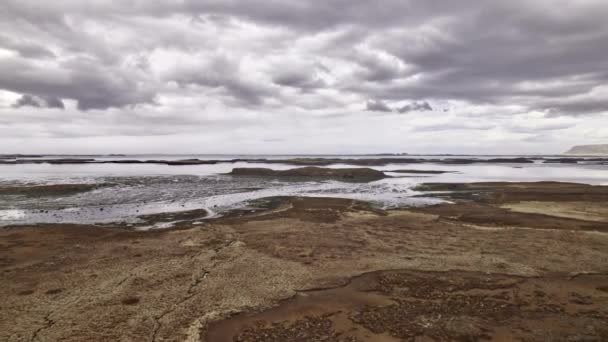 Drönare över landskapet mot havet på Island — Stockvideo