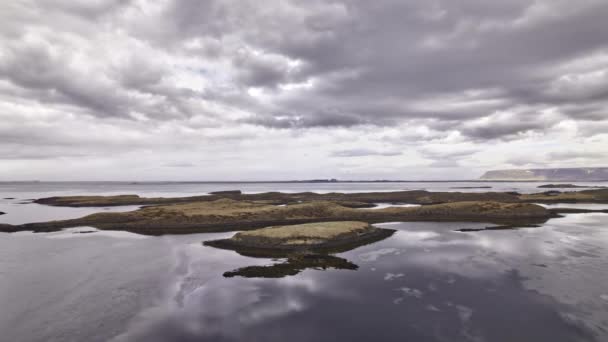 Drone Arcing sobre ilhas e ainda mar na Islândia — Vídeo de Stock