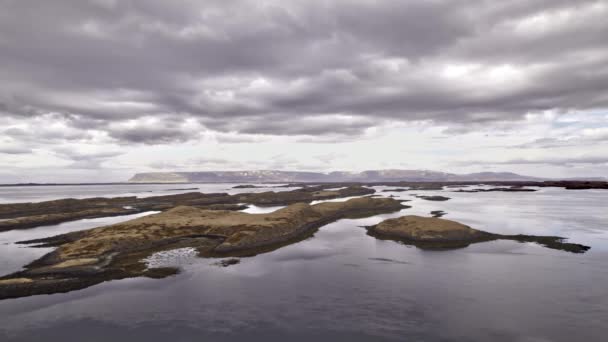 Drone sobre ilhas e ainda mar na Islândia — Vídeo de Stock