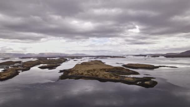 Drönare över öar och stilla hav på Island — Stockvideo