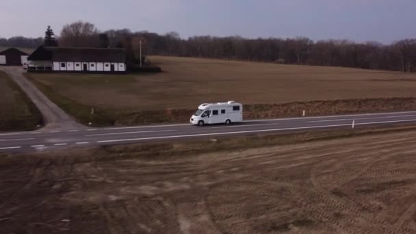 Angled Flyover Skott av en vit husbil Van Taken på en drönare — Stockvideo