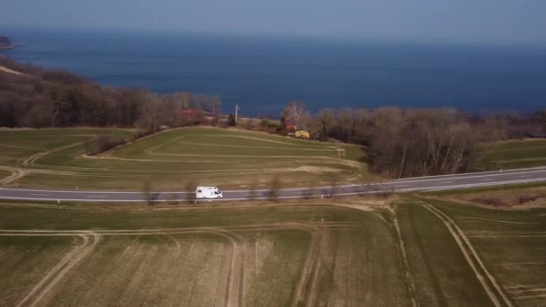 Uitzicht op een bos, de lichtblauwe lucht en de diepblauwe zee — Stockvideo