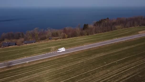 덴마크의 브로드 필즈 가항해 하는 여행용 차량의 드론 샷 — 비디오
