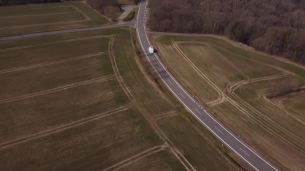 Kaya na till ng drönare Birdseyeview Skott av vitt fordon på väg Danmark Fält — Stockvideo