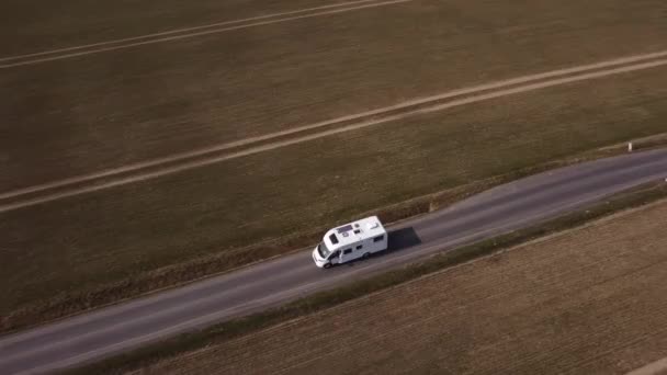 Spårning Skott av en resande vit husbil van tas från en flygande drönare — Stockvideo
