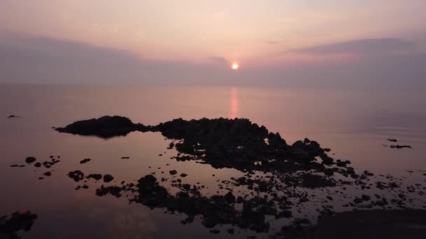 雄大な空を映し出す壮大な海のフライオーバーショット — ストック動画