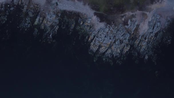 Vue du haut vers le bas du rivage de Bornholm avec l'océan bleu profond calme — Video