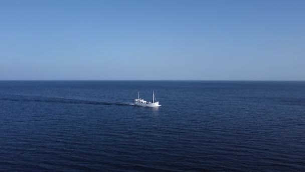 Um navio branco navegando no magnífico mar calmo capturado por um drone — Vídeo de Stock