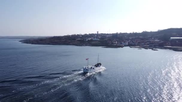 デンマークの国旗が掲揚されたホワイトシップ｜Bornholmの海岸線への航海 — ストック動画