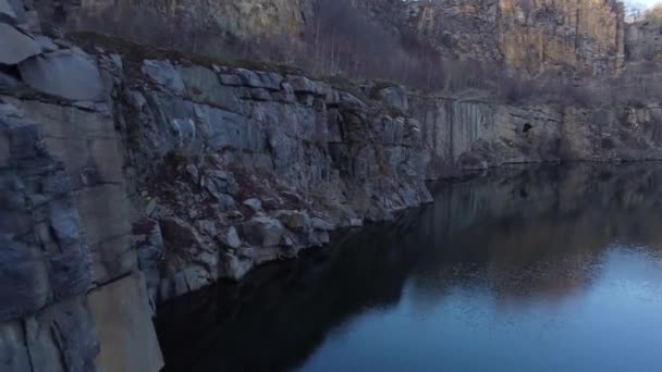 Piękny Follow Shot z krajobrazu majestatycznej formacji skalnej — Wideo stockowe