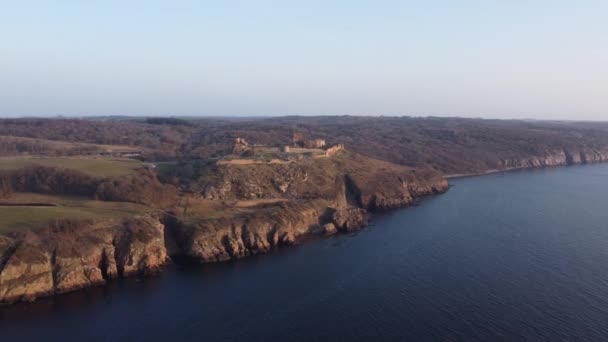 Um tiro de panela aérea do lado pitoresco de Bornholm — Vídeo de Stock