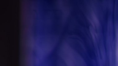 Beyaz Mürekkebin Mavi Fonda Suya Düşüşünün Odaklanamaz Çekimi