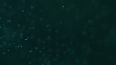 Minik Hava Kabarcıkları Mavi-Yeşil Arkaplana Karşı Suda Yüzüyor