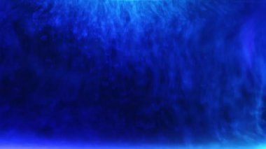 Beyaz Mürekkep, Mavi Arkaplanda Görünür Gibi Sis Olarak Askıya Alındı