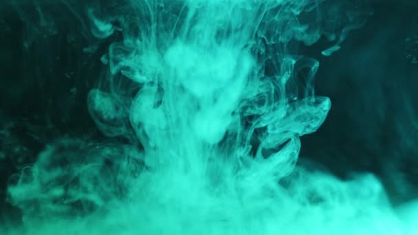 Реферат Снимок белых чернил, подвешенных к воде на фоне синего зеленого оттенка — стоковое видео