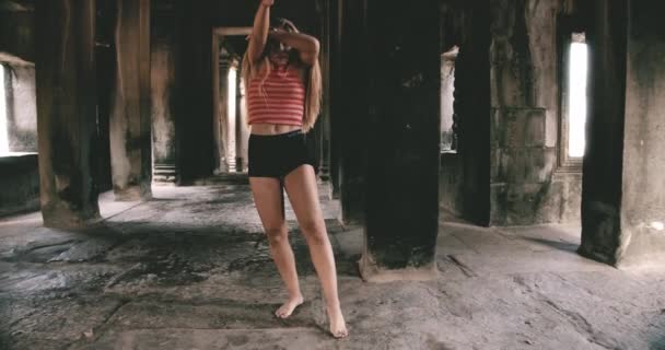 Une danseuse blonde termine sa routine de danse quitte le cadre — Video
