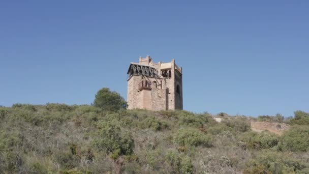 Starożytny zamek z widokiem na okolicę — Wideo stockowe