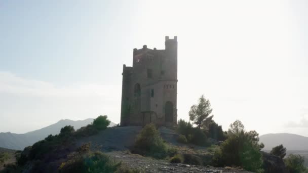 Drohnenschuss von Sonnenlicht auf ein Schloss auf einem Hügel in Spanien — Stockvideo