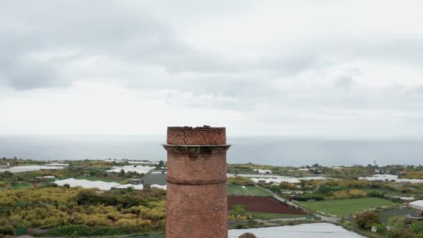 Drohnenschuss eines Ziegelpfostens am Horizont blassblauen Himmels — Stockvideo