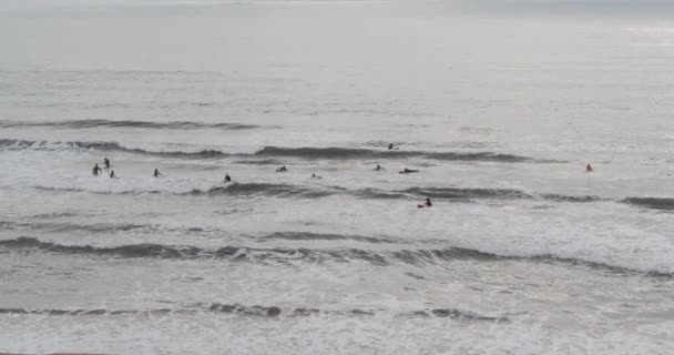 Impressionnant tir au ralenti des vagues s'écrasant magnifiquement contre le littoral — Video
