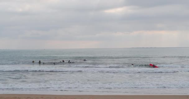 Espectacular toma completa de la costa de arena con olas rompiendo en la playa — Vídeos de Stock