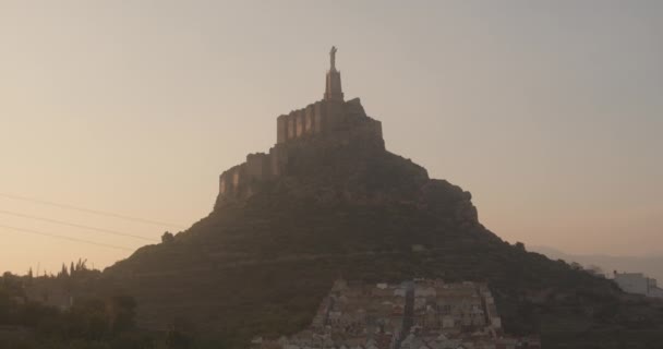 Magnífico Zoom-in Tiros de Cristo de Monteagudo Com o Majestoso Céu Dourado — Vídeo de Stock